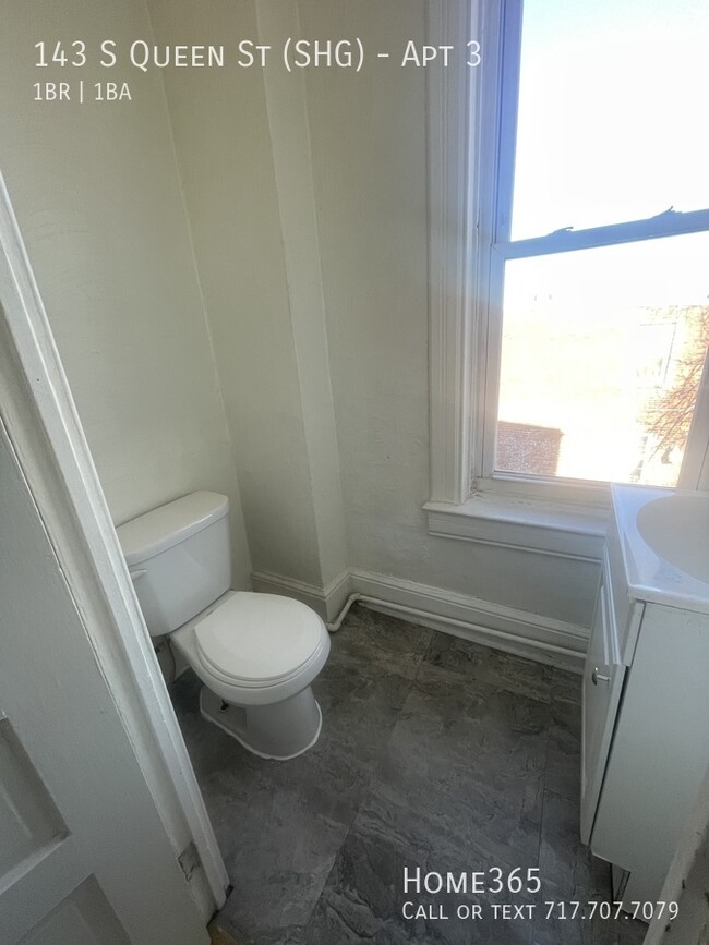 Building Photo - Large 3rd Floor Efficiency Apartment!
