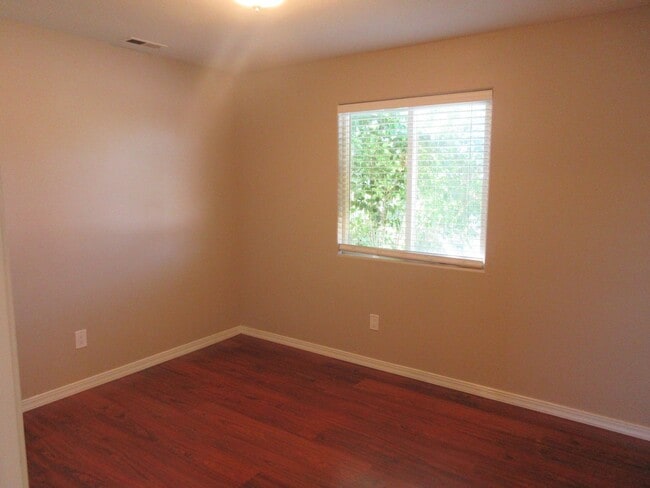 Building Photo - 2 bedroom, 1 bathroom home