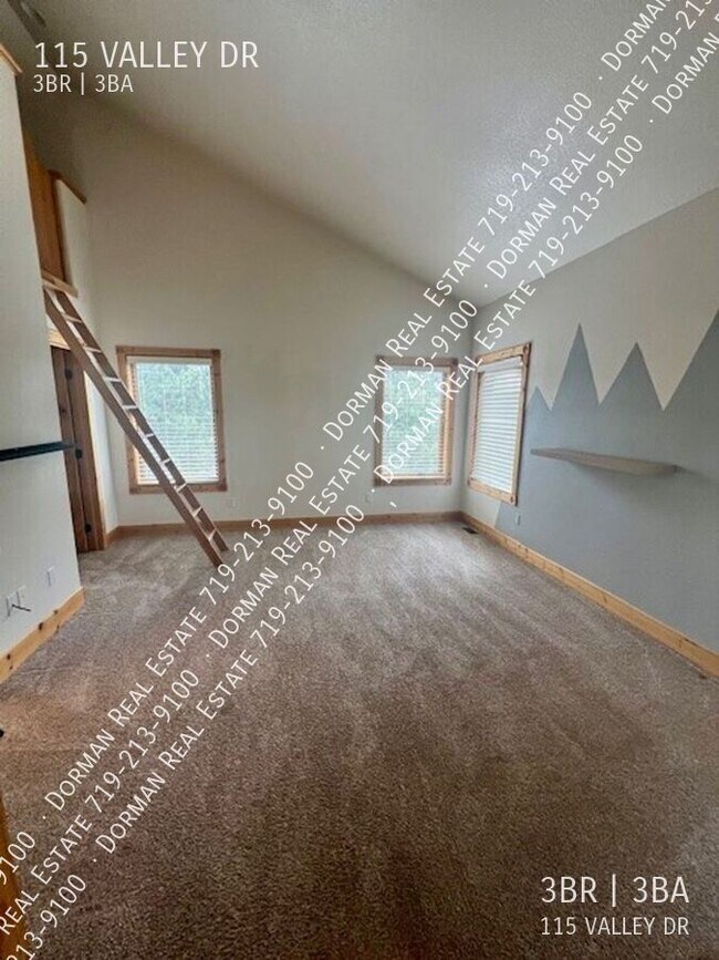 Building Photo - 115 Valley Dr