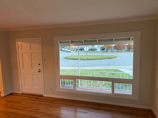 Building Photo - 701 Poinsettia Ave