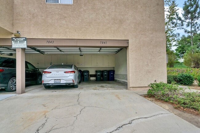 Building Photo - Great three bedroom/two bath single level corner townhome in UTC!