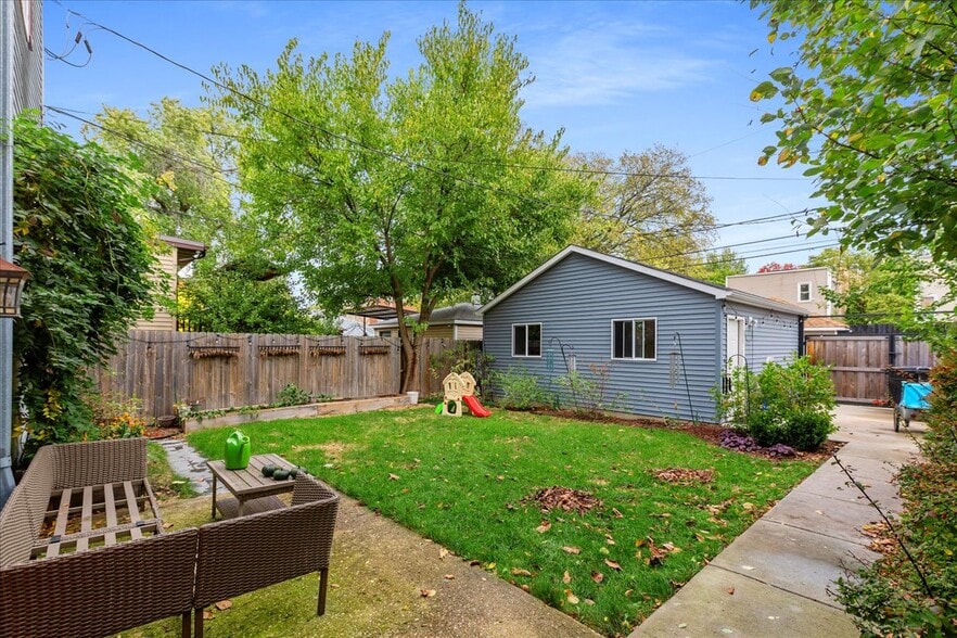 Building Photo - 2447 N Kildare Ave