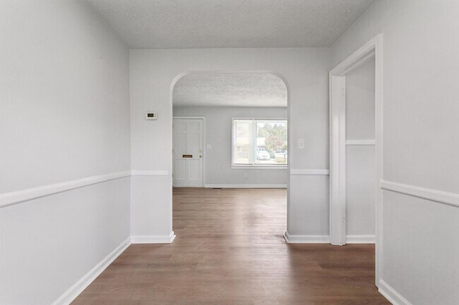 Building Photo - 3BR/1BA Renovated Brick Rancher | 1-Car Garage | Hampton – Coliseum Central