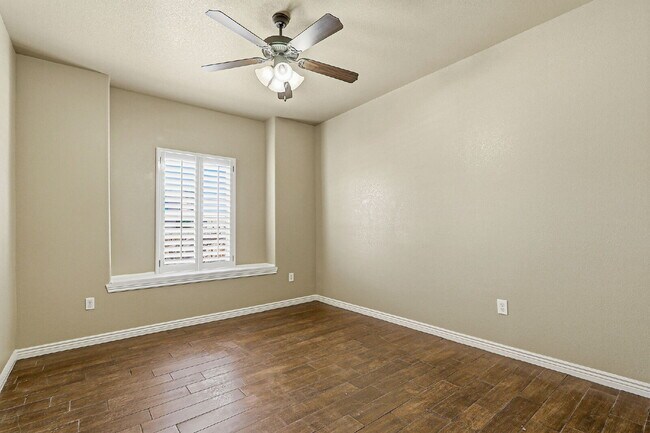 Building Photo - Corner 3 bedroom 3 bath home in Northwest El Paso