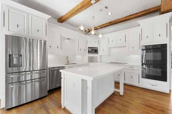 Building Photo - Elegant Living Minutes from the Medical Ce...