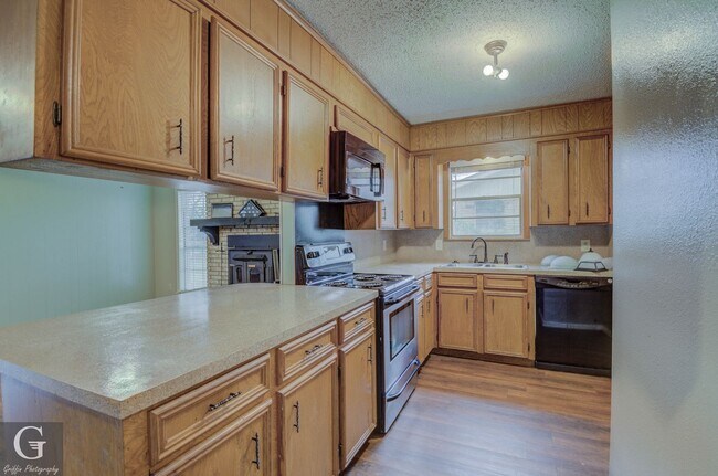 Building Photo - 4 bedroom 2 bathroom