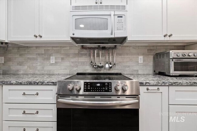 Building Photo - Suburban Dream: Exquisite 3BR Retreat with Modern Comforts and a Pet-Friendly Yard in Meridian