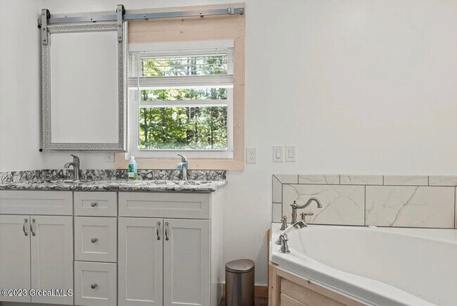 Building Photo - 374 Middle Rd