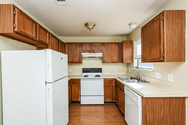 Building Photo - 5919 Shadydell Dr