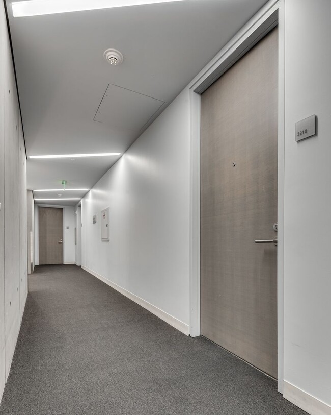 Building Photo - Veer Towers 2210E-CityCenter Views from th...
