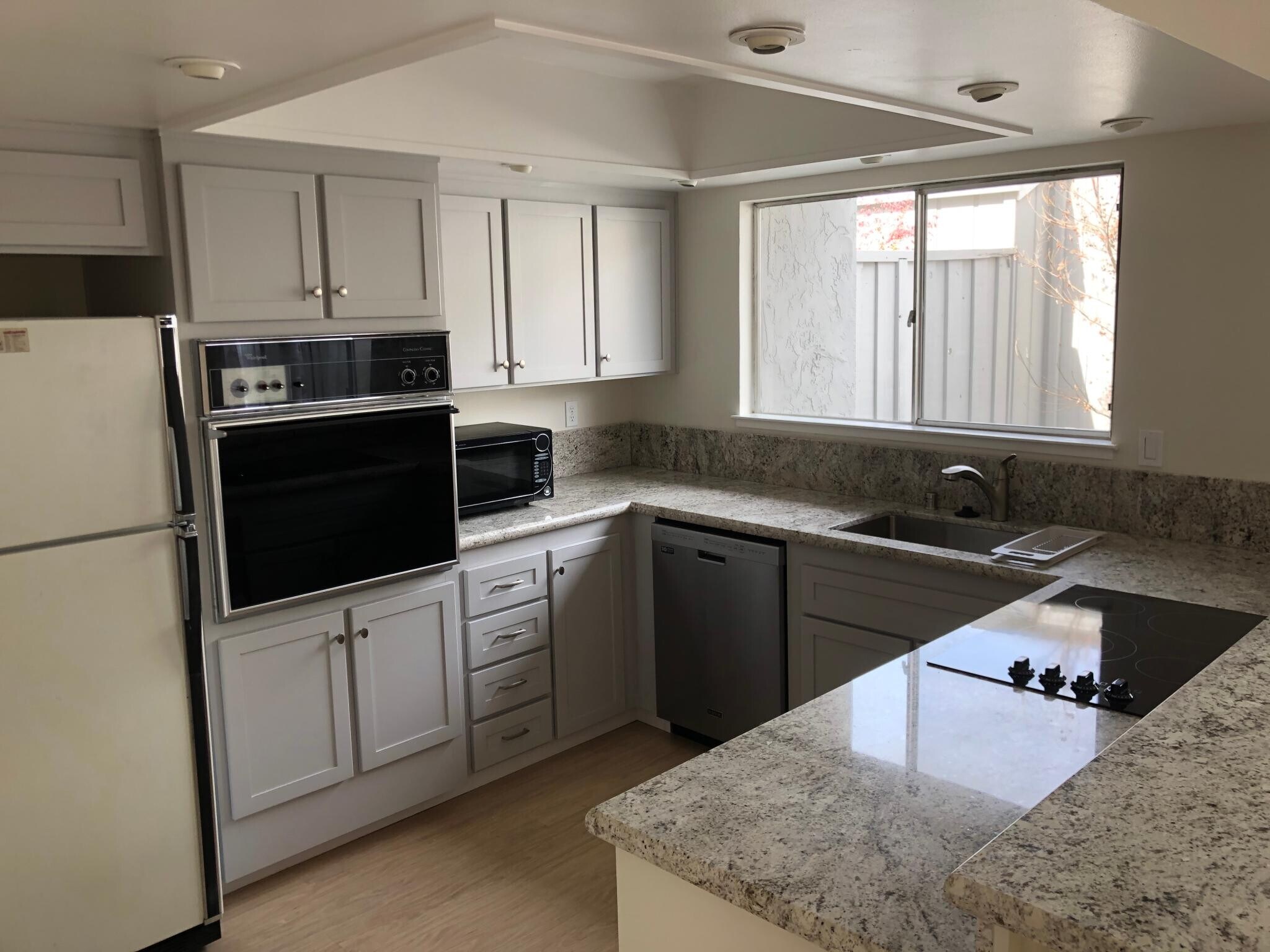 Building Photo - 2400 Lincoln Village Dr