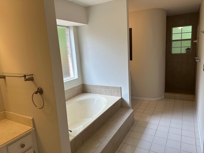 Building Photo - 1670 Parkside Cir
