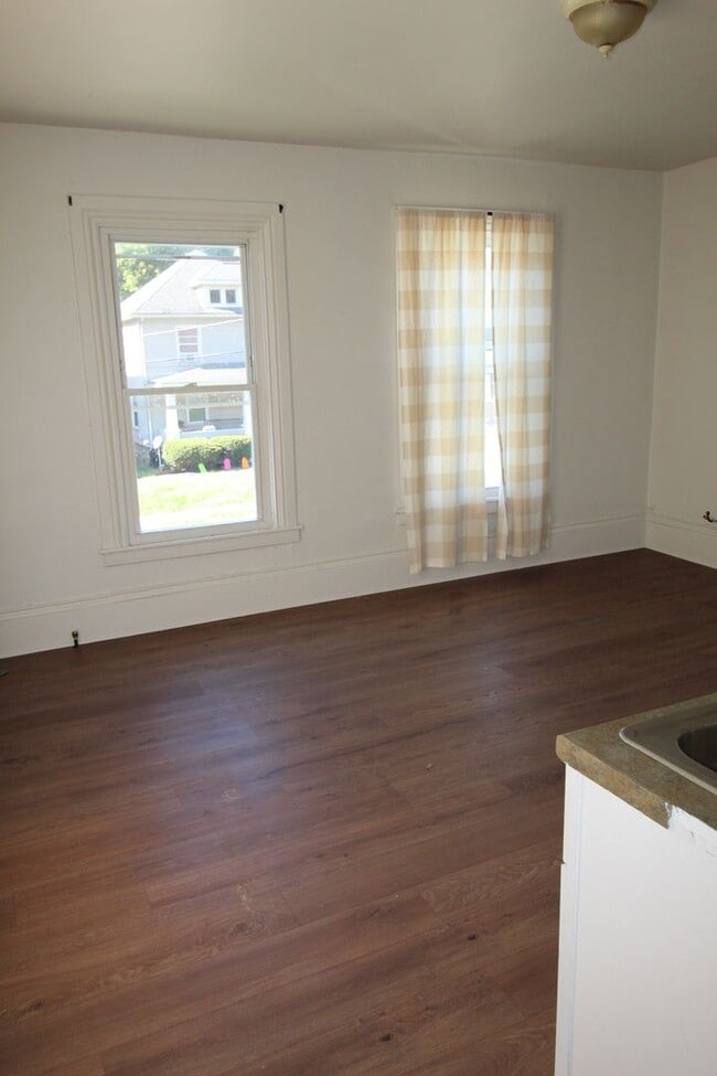 Building Photo - Upstairs Studio Apartment