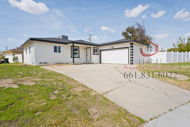 Primary Photo - 3 bedroom, 2 bathroom house in SW Bakersfield