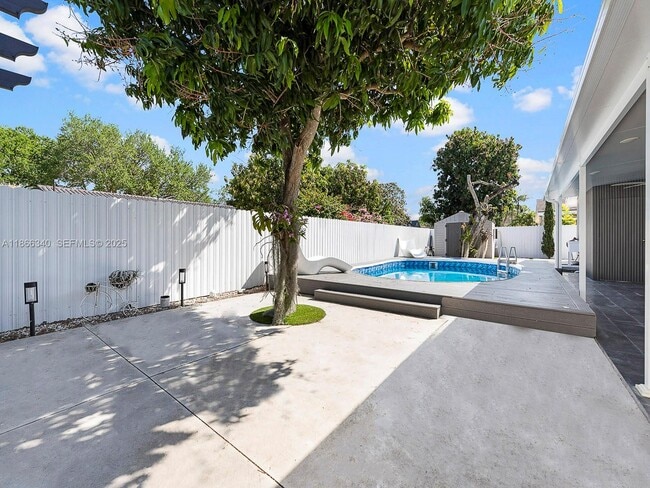 Building Photo - 6951 Miami Lakeway S