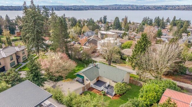 Building Photo - Sunny Air Conditioned Mercer Island Charmer!