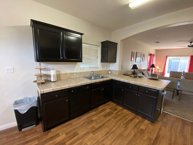 Building Photo - Affordable 3 BD 2 BA house in SE Bakersfield Near Union Ave & Berkshire Road