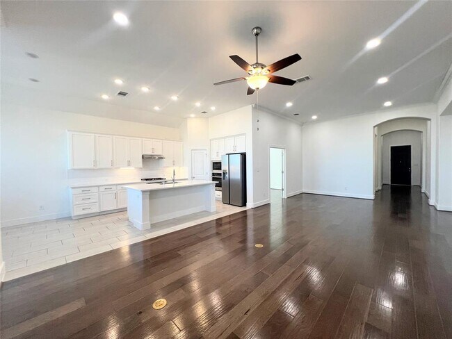 Building Photo - 6124 Teodoro Bend