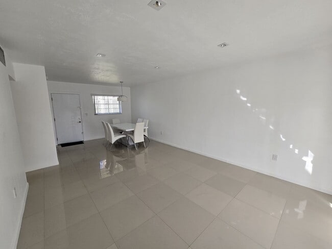 Building Photo - 2-Bed, 2-Bath Miami Condo in HOA Community – Pool, Laundry On-Site