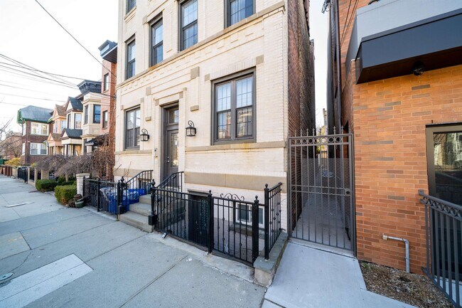 Building Photo - 149 Webster Ave