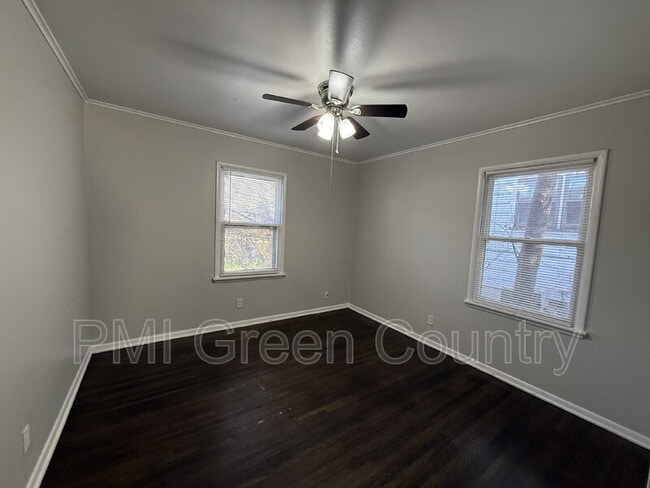 Building Photo - 1017 E 38th Pl