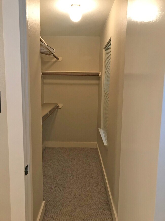 Building Photo - 26885 Kings Park Hollow Dr