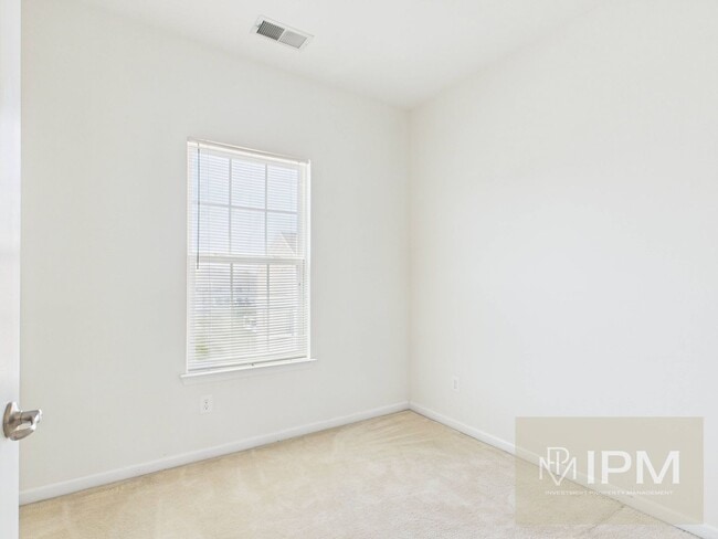 Building Photo - Beautiful 4 Bedroom, 2.5 Bath Townhome in Regents Glen!