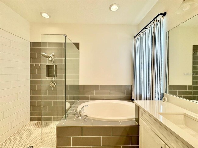 Building Photo - 34159 Astoria Cir