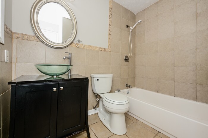 Building Photo - 999 Fairview Rd