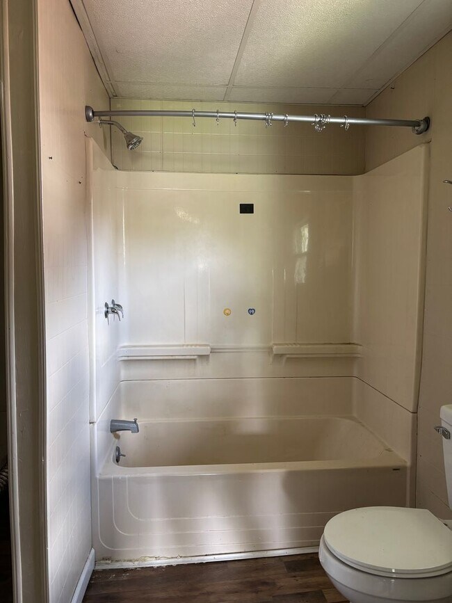 Building Photo - 3 Bedroom Ranch by the River