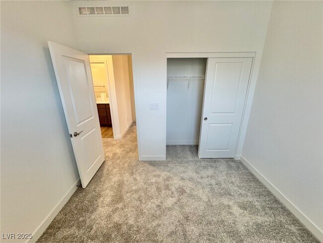 Building Photo - 1548 Little Penguin St