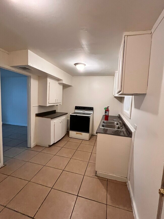 Building Photo - Forrest Apartment