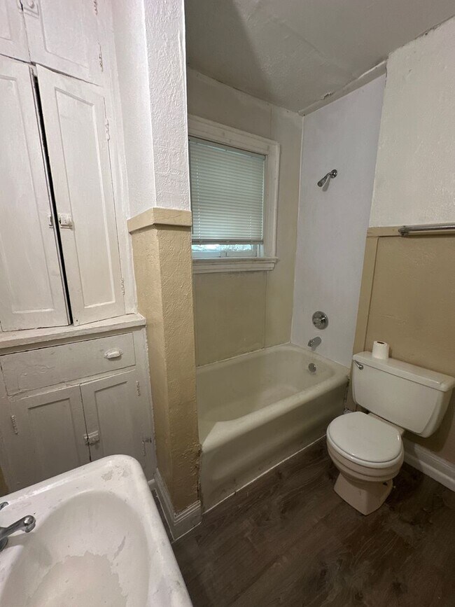 Building Photo - 412 SE 15th- Four Plex