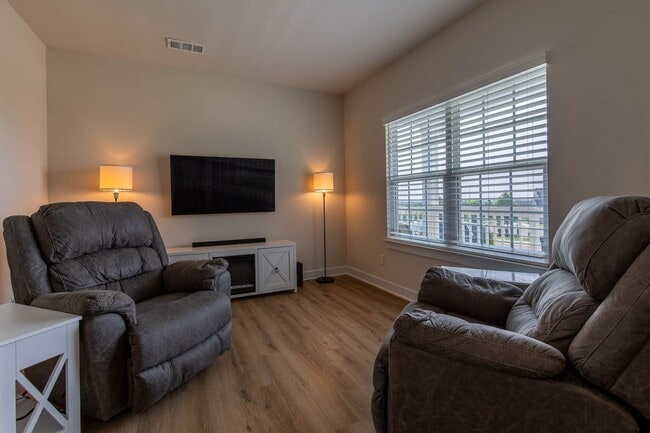 Building Photo - 5BR/3.5BA In Smyrna