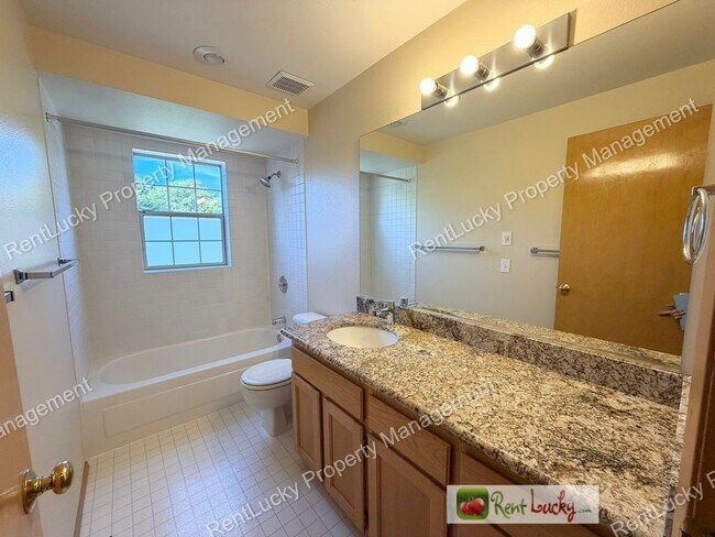 Building Photo - GORGEOUS 3 Bedroom Home in NE Tacoma! Spacious Yard, Beautiful Kitchen, and More!