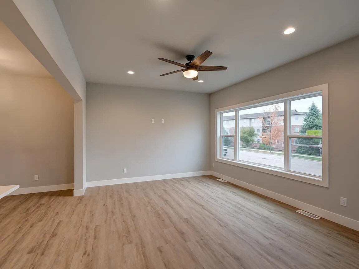 Building Photo - 115 Prairie Heights Dr