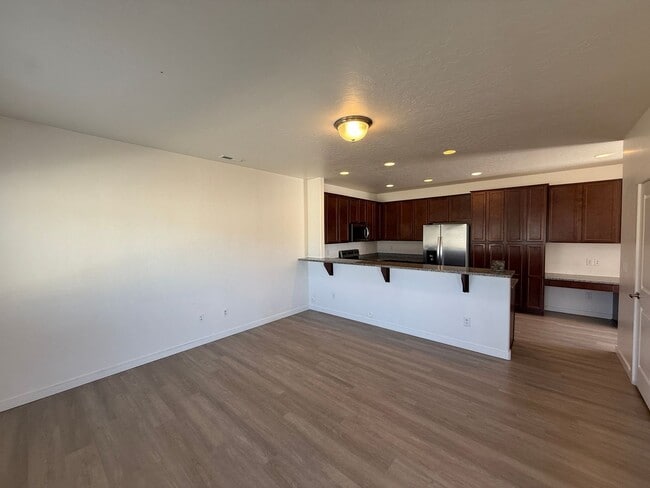 Building Photo - Available Now- Beautiful Nampa Townhome