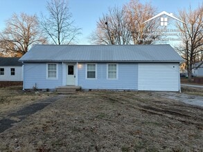 Building Photo - 703 W 7th St