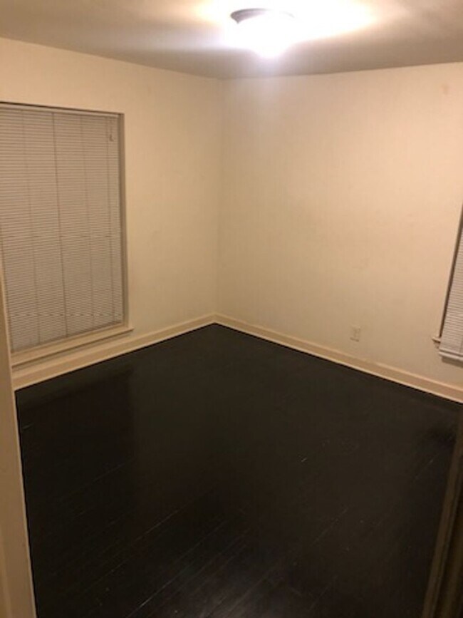 Building Photo - Updated 2/1 Ready For Move In!