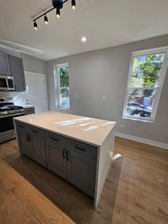 Building Photo - 901 N Francisco Ave