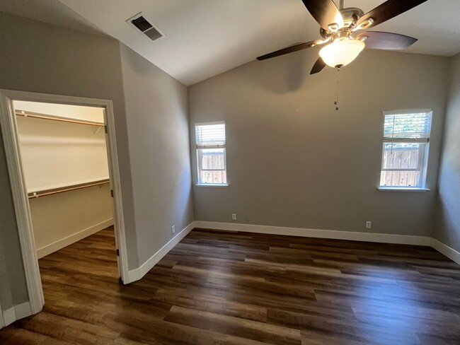 Building Photo - Great Three Bed House in Cul-De-Sac Neighb...
