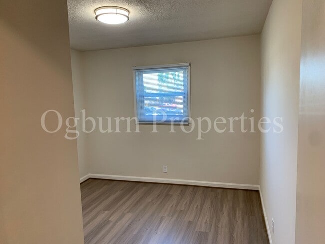 Building Photo - 217-B Mayberry Ave-2BR/1BA-APT!!