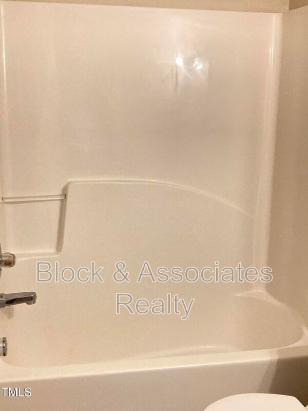 Building Photo - 400 Creekway Dr