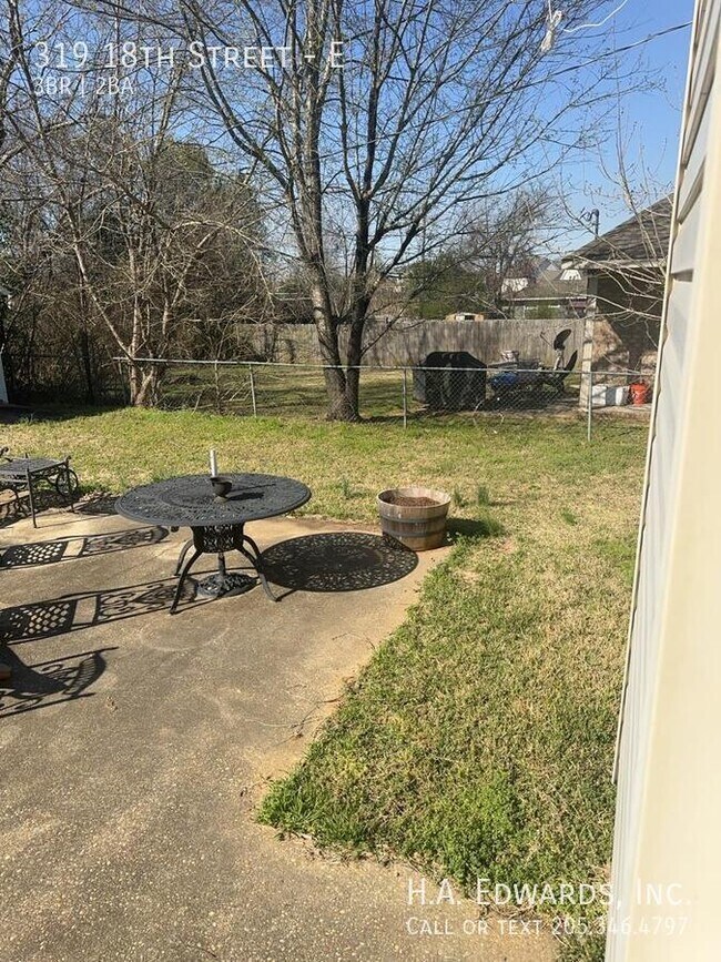 Building Photo - 319 18th St