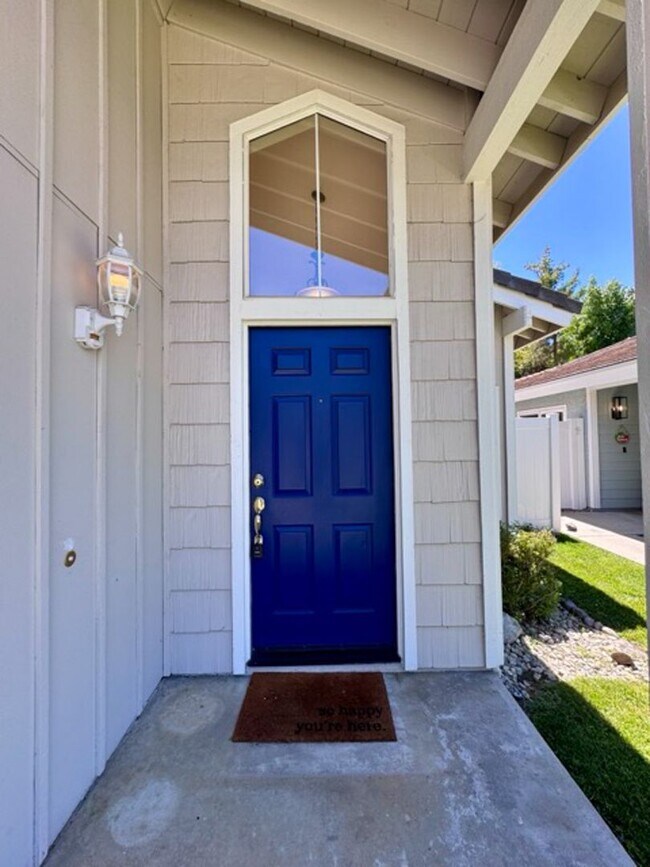 Building Photo - Spacious 3 Bedroom Home with High Ceilings...