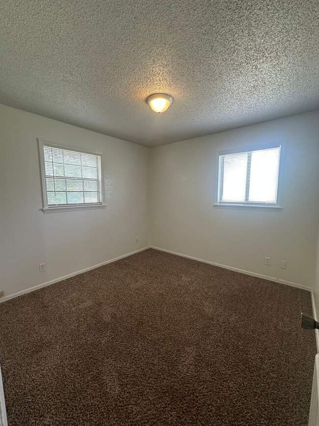 Building Photo - 3 bed, 1 bath, 1 car garage