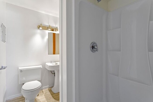 Building Photo - Large Studio apt close in SW! Pets OK!