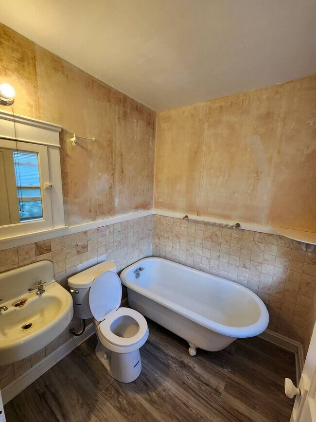 Building Photo - 15714 Holmes Ave