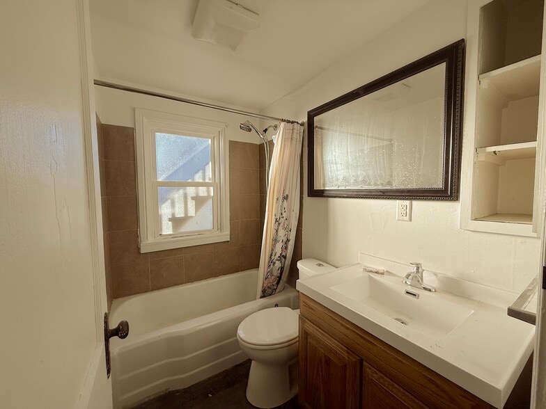 Bathroom - 443 N Prospect St