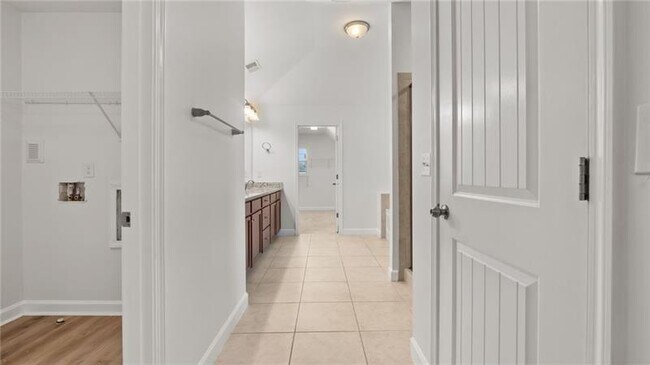 Building Photo - 2040 Bloomfield Ct